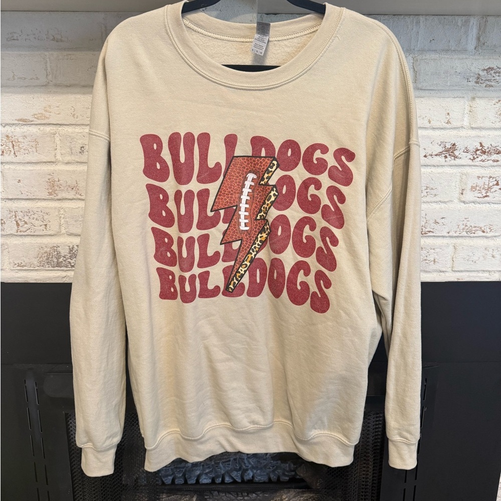 Gildan Bulldogs Graphic Sweatshirt - Tan and Red